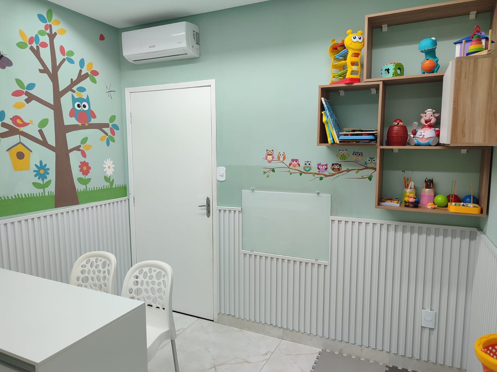 Sala de atendimento lúdica e colorida